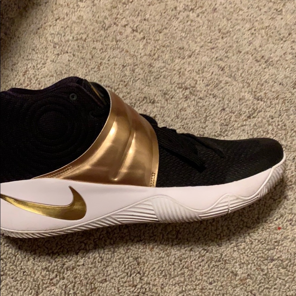 Kyrie 2 black gold nikeid exclusive!!! Rare!